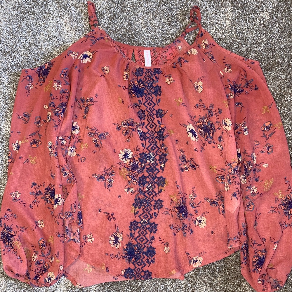 Xhilaration cold shoulder top